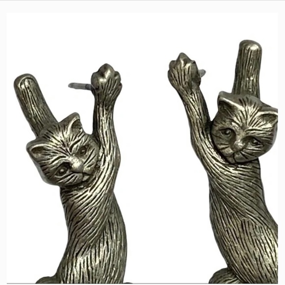 Vintage ©️JJ Hanging Cats Articulated Tail Earrings.  Base metal:  Pewter - Picture 2 of 5